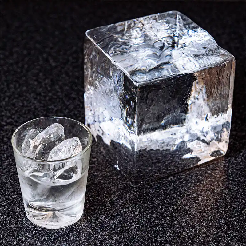 コップと氷(キューブ)